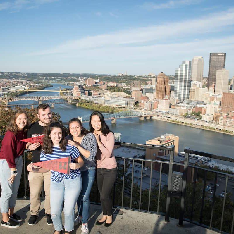 10月21日，学生们在华盛顿山上俯瞰匹兹堡市时摆出了一面三角旗, 2019年在华盛顿的Creosote影响照片拍摄期间 &amp; det365app.